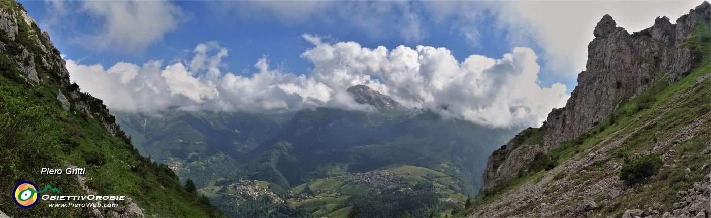 12 Dall'alto vista sul canalone e verso la conca di Oltre il Colle e i suoi monti .jpg